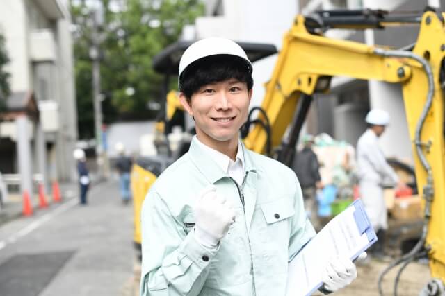 解体工事のチェックをする人物