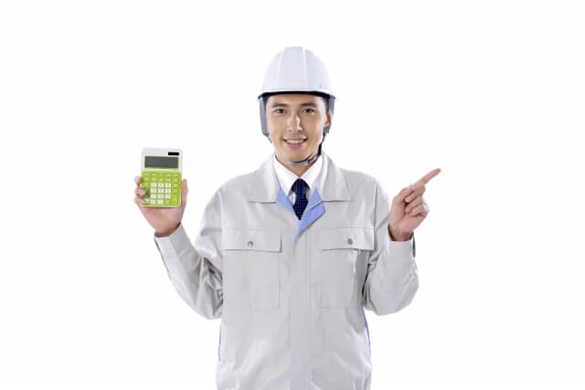解体工事の費用について説明する人物