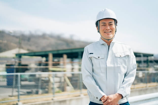 作業服を着ている笑顔の人物