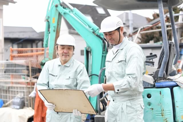 工事現場で働く人物