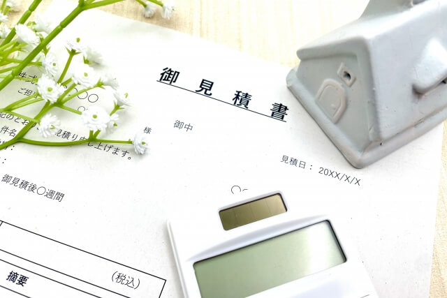 見積書と電卓と家の置物