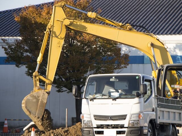 トラックとショベルカー